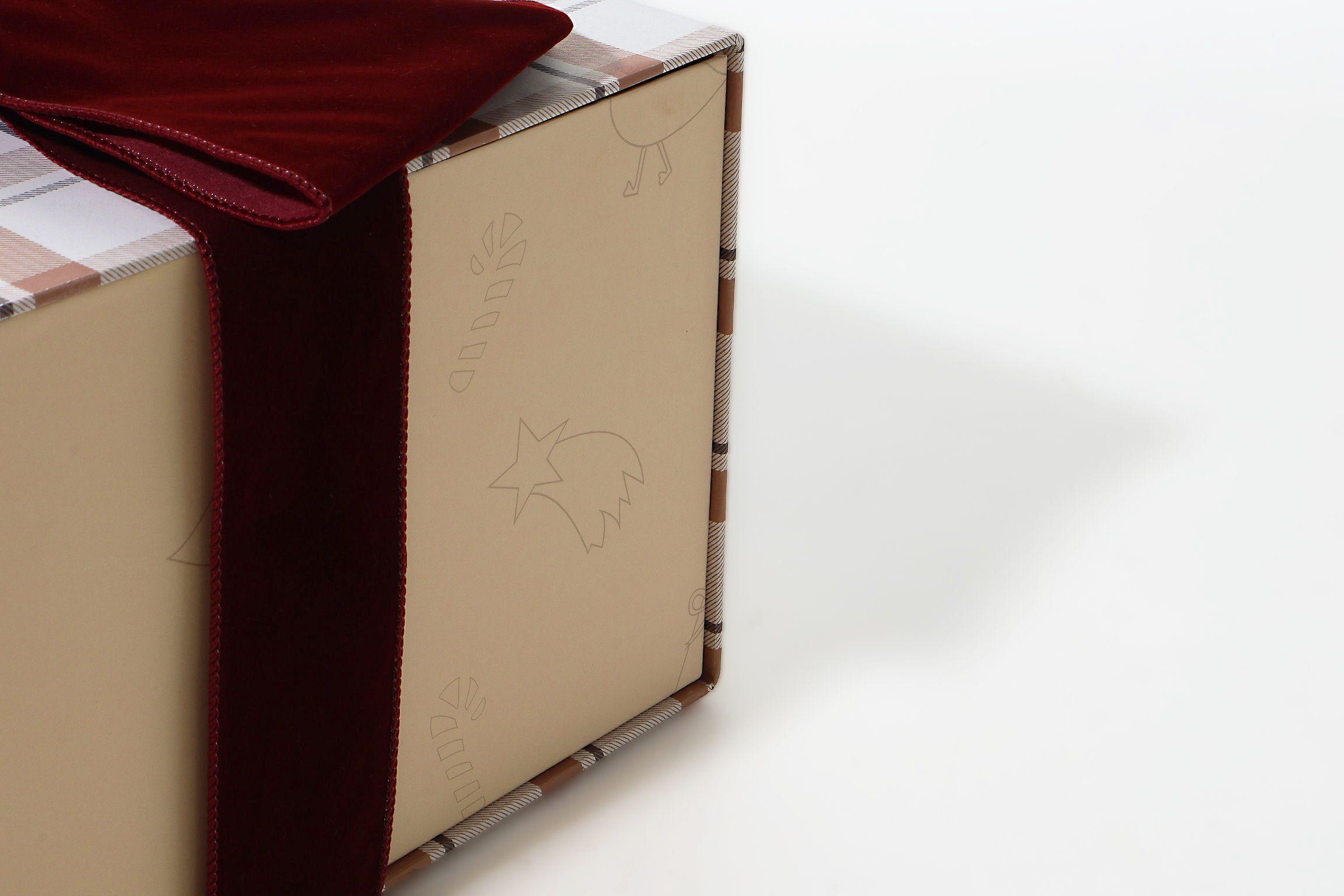 Sofia Grainge x Amazon Essentials Autumn/Winter 2025 Collection Amazon Influencer Program Holiday Gift Mailer