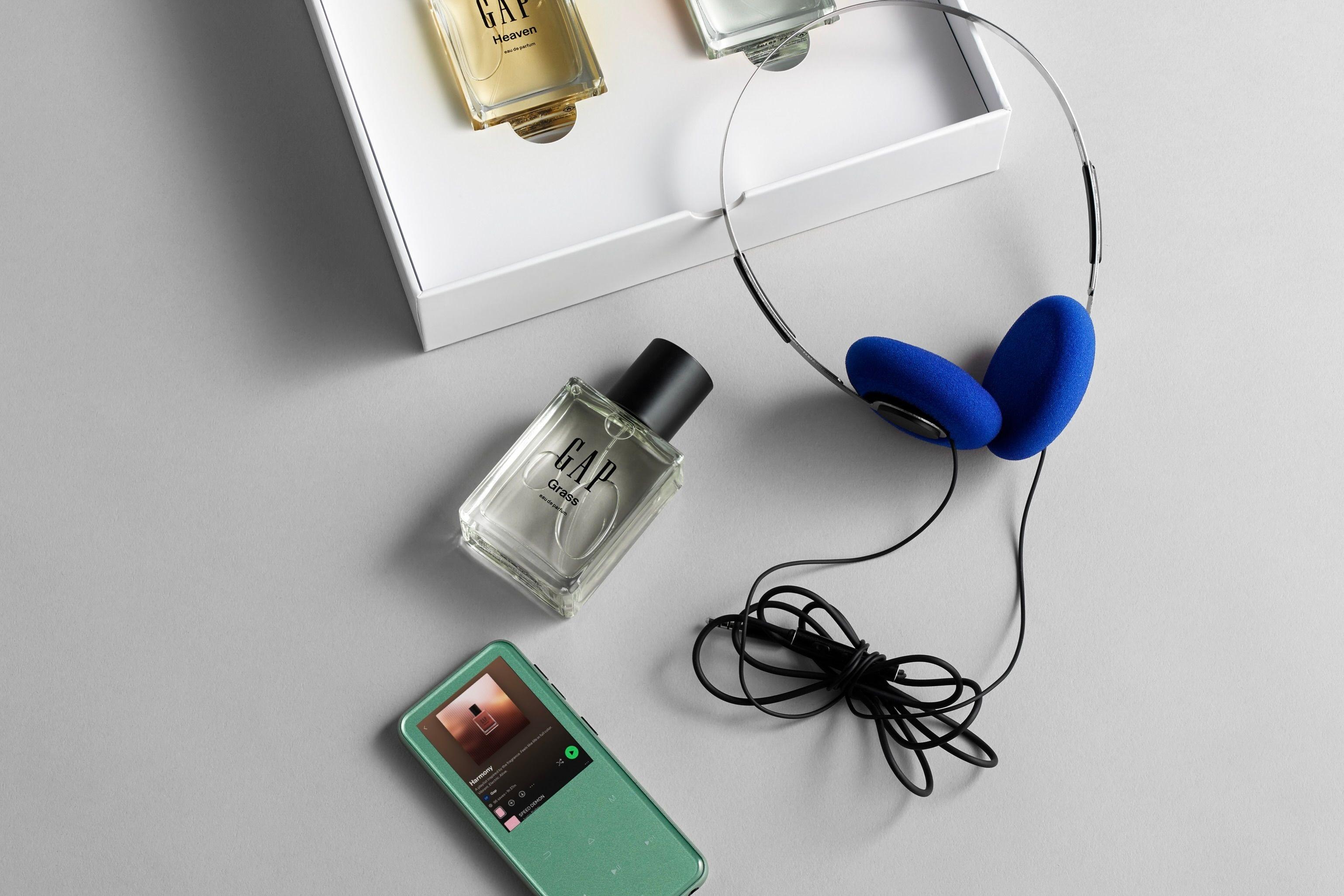 gap fragrance mailer